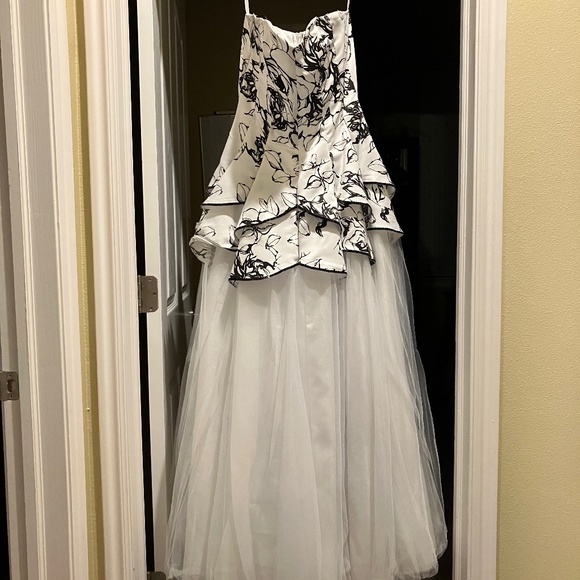 White Deb Prom Dress size 5/6 - Picture 2 of 3